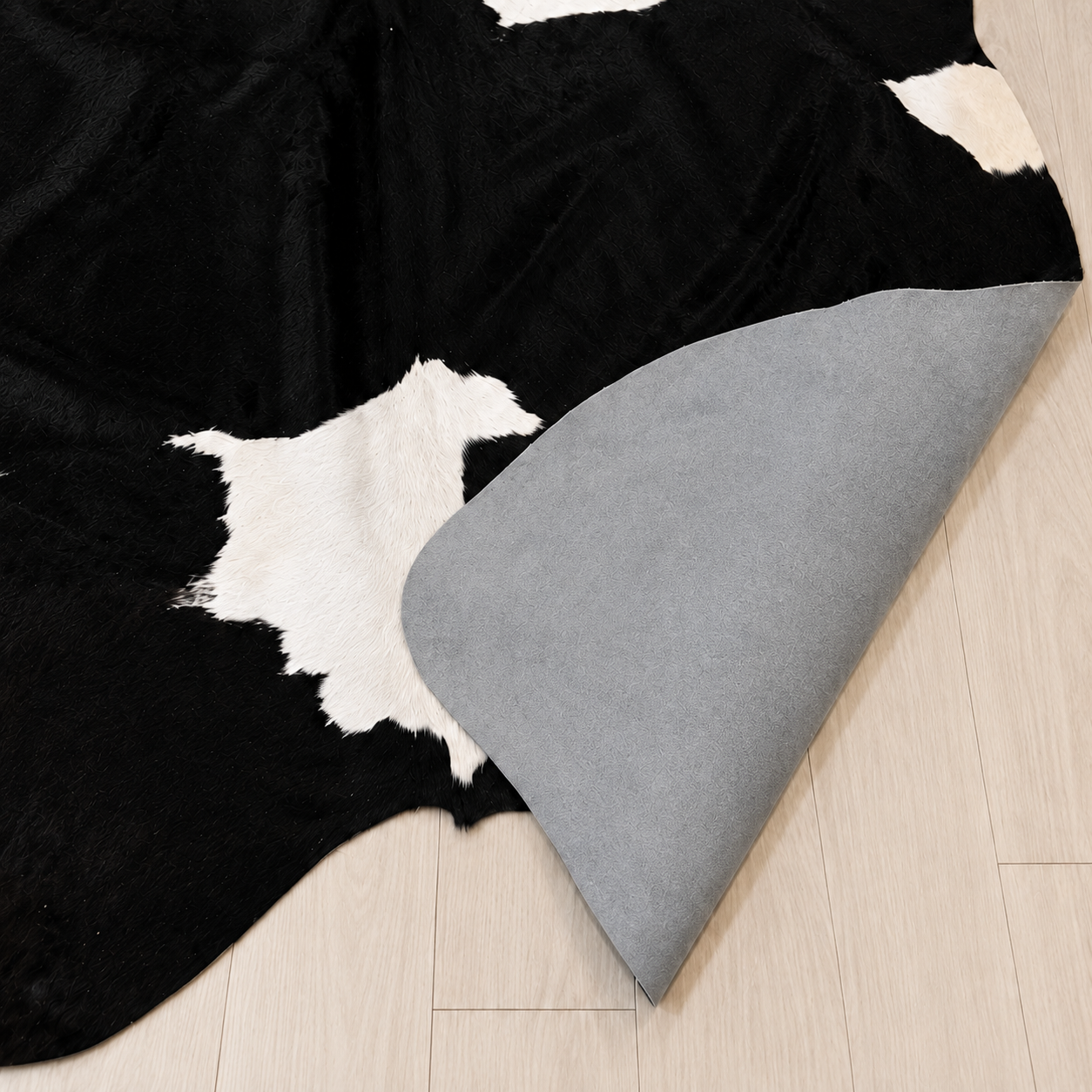 Tapete All Decor Pele Bovina Natural Bicolor Brasileiro Preto e Branco Peça Inteira 4,10 m²
