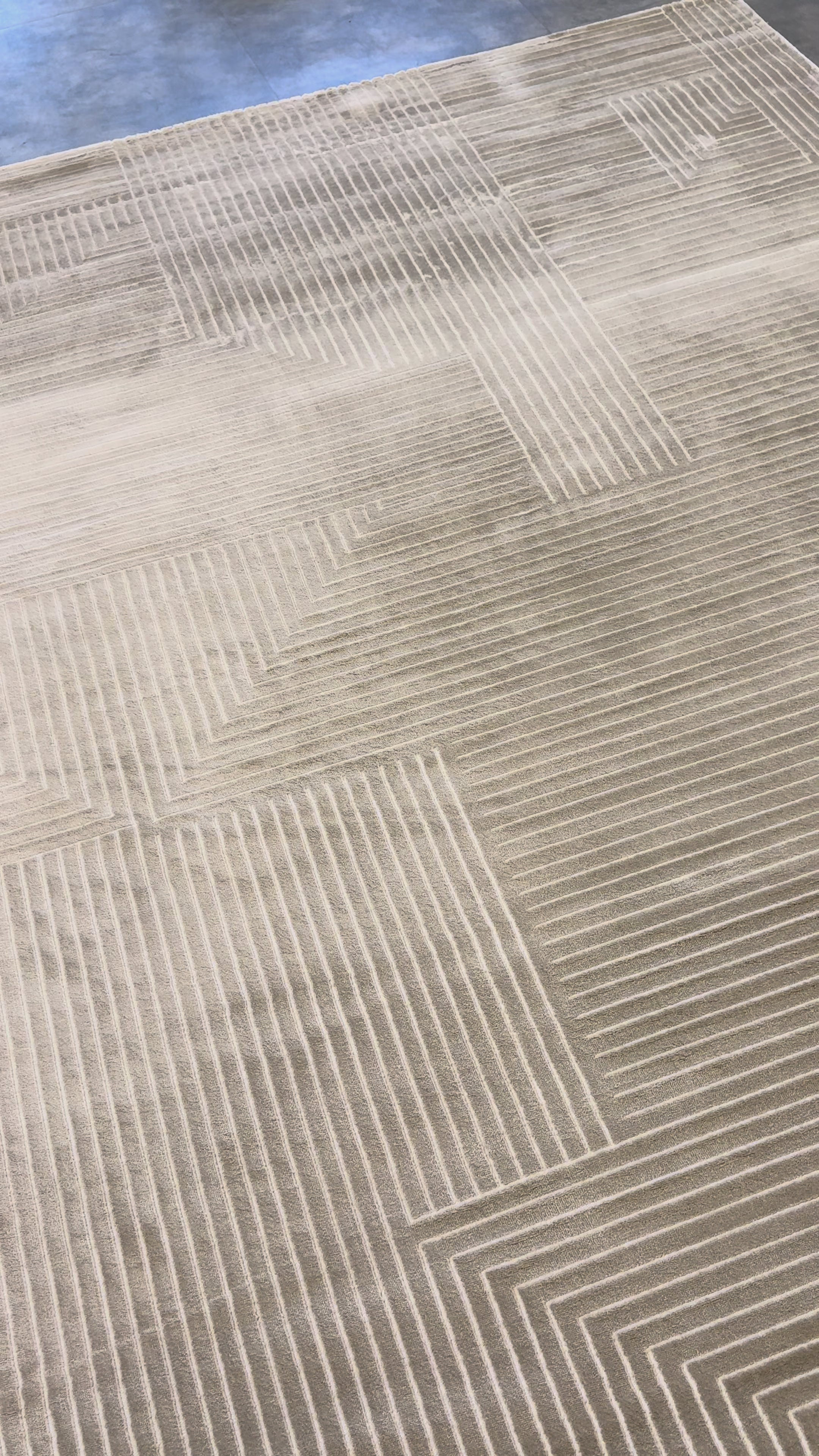 Tapete Edantex Sofisticato Turco Geométrico Beige e Off White Retangular 2,00 x 2,50 m
